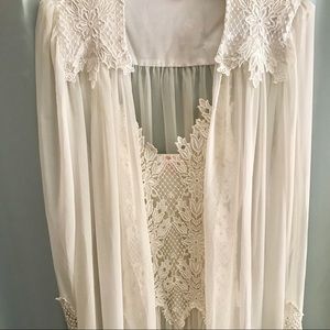 NWOT Flora Nikrooz Venetian Lace Peignoir Set